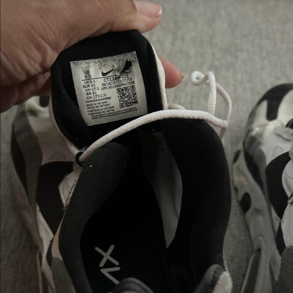 Nike Mens React Black and white Sneakers - Picture 5 of 7